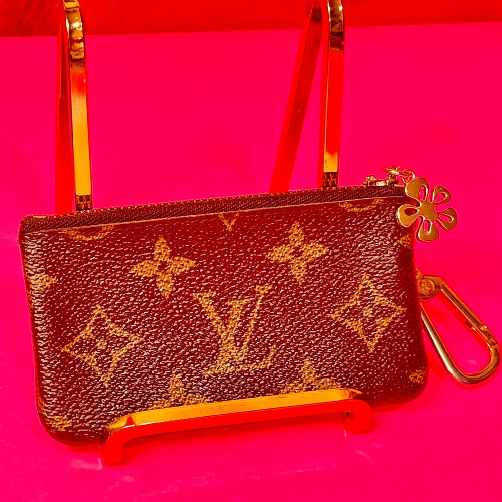 Louis Vuitton Gold and Brown Monogram Key Holder - Picture 3 of 11